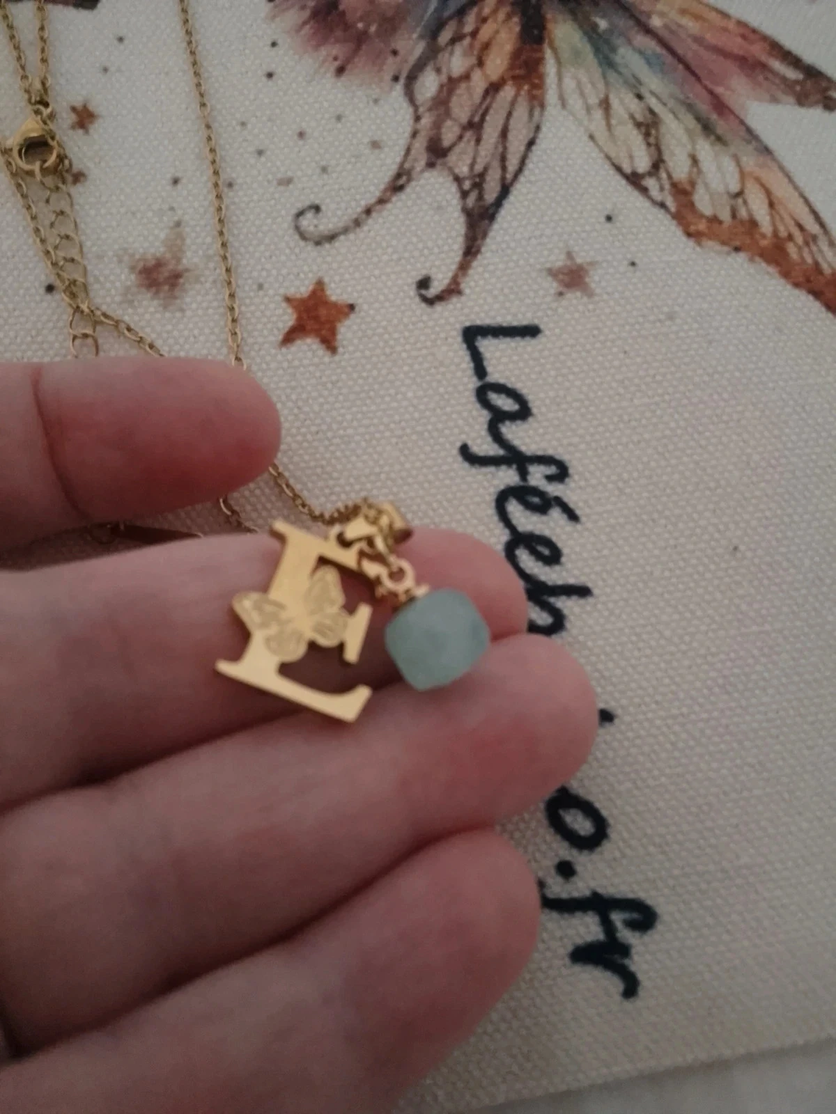 Collier lettre E avec papillon et pierre Aqua calcédoine – photo 2